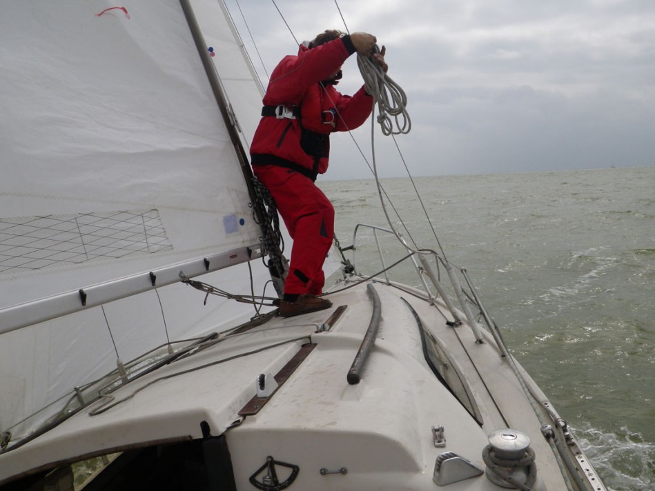 ...IJsselmeer wartet ein strammer Westwind. Es ist grau in grau, aber... © SegelReporter.com