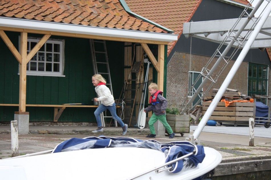 ...mitten durch das holländische Leben. Kinder jagen sich um die Häuser. Aldi liegt immer... © SegelReporter.com