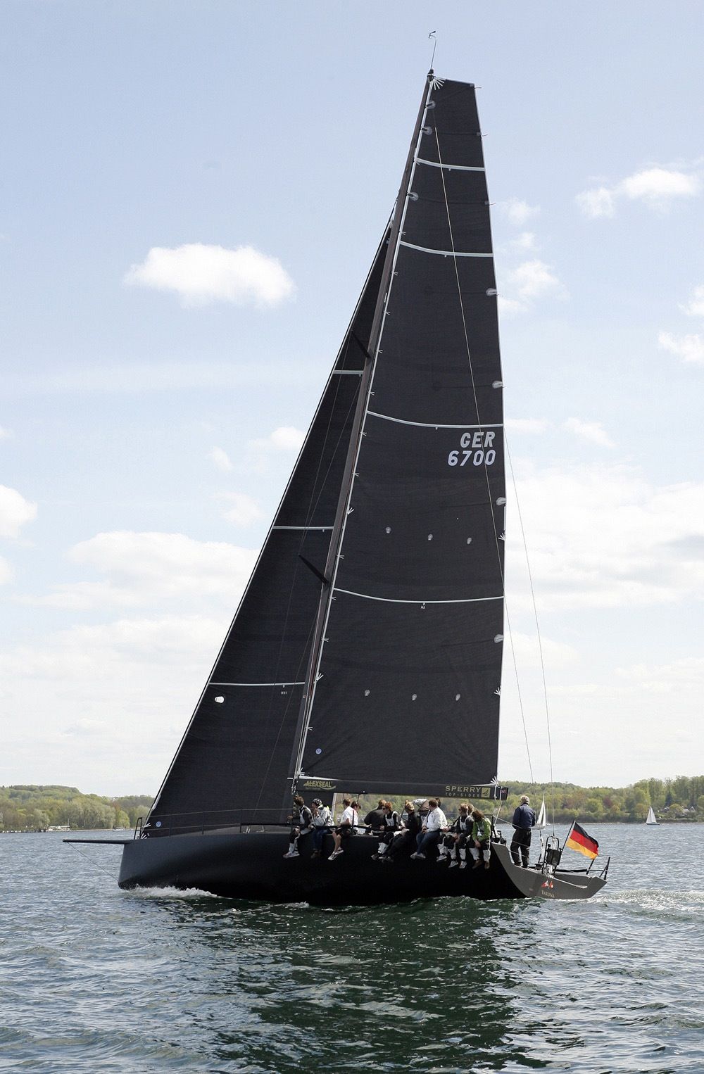 Hohe schwarze Schwinge. 40 Prozent mehr Segelfläche als bei der 46 Fuß langen Vorgängerin. © KNIERIM Yachtbau