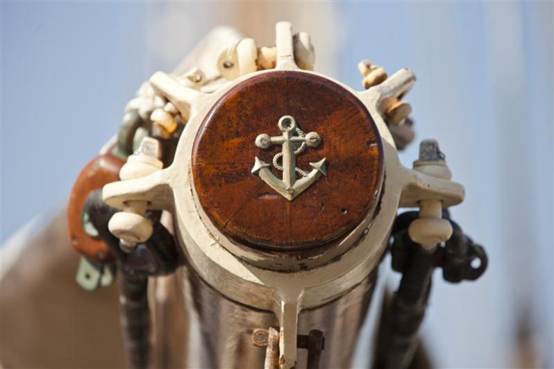 ...wie dieser Anker auf knorrigem Holz, die das Besondere der alten Yachten ausmachen...  © Rolex / Carlo Borlenghi