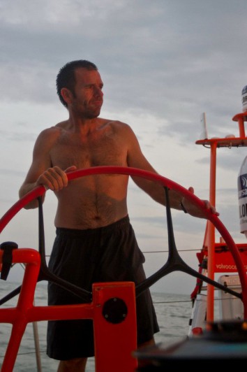 ...dreht Sanya Skipper Mike Sanderson am Rad. Sein altes Boot ist überhaupt nicht in Fahrt gekommen. Die Crew...© Andres Soriano/Team Sanya/Volvo Ocean Race