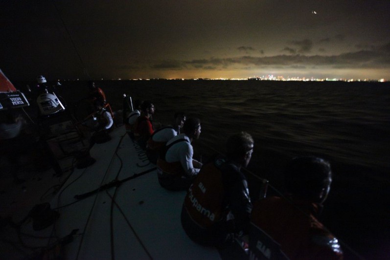 ...segeln diesmal eine sehr starke Etappe. Bei der Passage von Singapur sitzt die Crew auf der Kante. Skipper... © Yann Riou/Groupama Sailing Team/Volvo Ocean Race