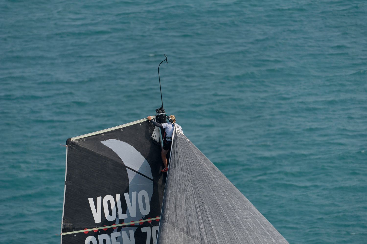...Vorschiffsmann Casey Smith prüft aus der Mastposition einen Weg aus dem Dilemma. Derweil fährt...... © PAUL TODD/Volvo Ocean Race