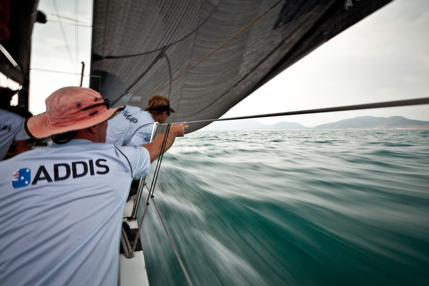 ...aber der Wind bleibt weg. Tom Addis und Kelvin Harrap suchen nach einem Ausweg. Auch ... © Amory Ross/PUMA Ocean Racing/Volvo Ocean Race