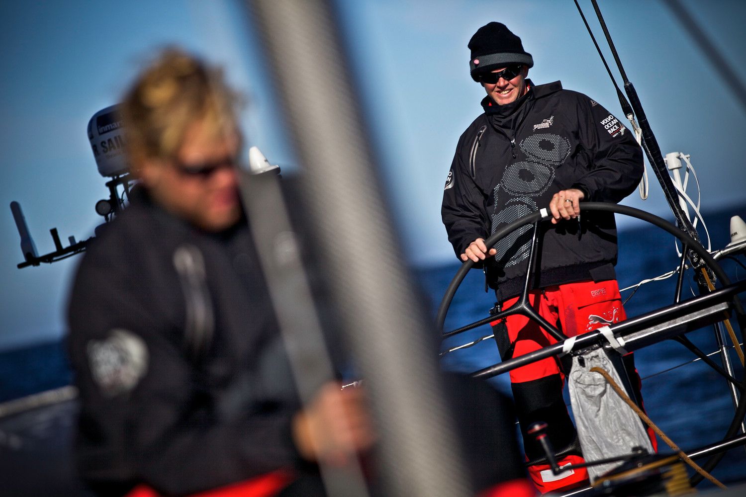 Michi Müller (vorne) hat alle Hände voll zu tun während Tony Mutter steuert. Seit dem verletzungsbedingten Ausfall von Casey Smith turnt er mehr auf dem Vorschiff herum. © Amory Ross/PUMA Ocean Racing/Volvo Ocean Race
