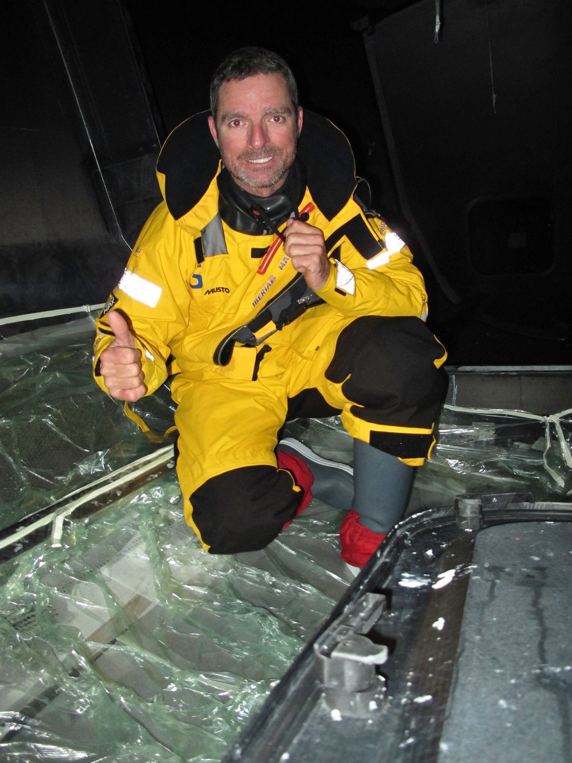 Pepe Ribes kontrolliert die Reparaturstelle und befindet sie für Okay. © Diego Fructuoso/Team Telefonica/Volvo Ocean Race