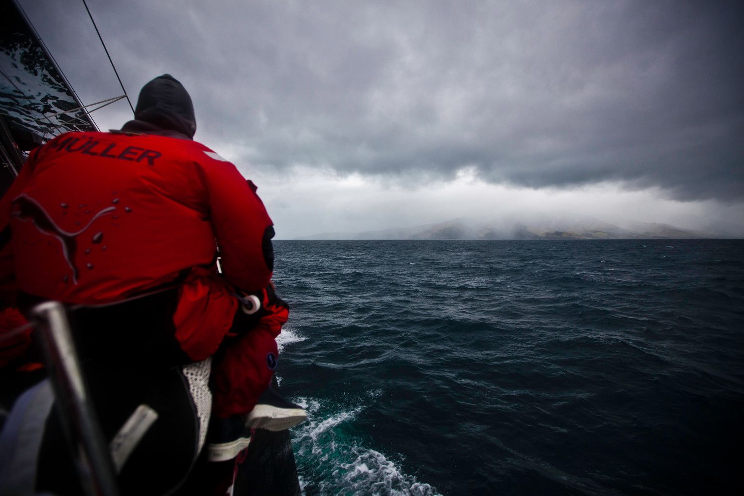 ...Zu Beginn der Etappe mochte Müller noch einen Blick auf die Küste von Neuseeland werfen. Inzwischen macht er seit dem Ausfall des Kollegen Casey Smith Überstunden und... © Amory Ross/PUMA Ocean Racing/Volvo Ocean Race