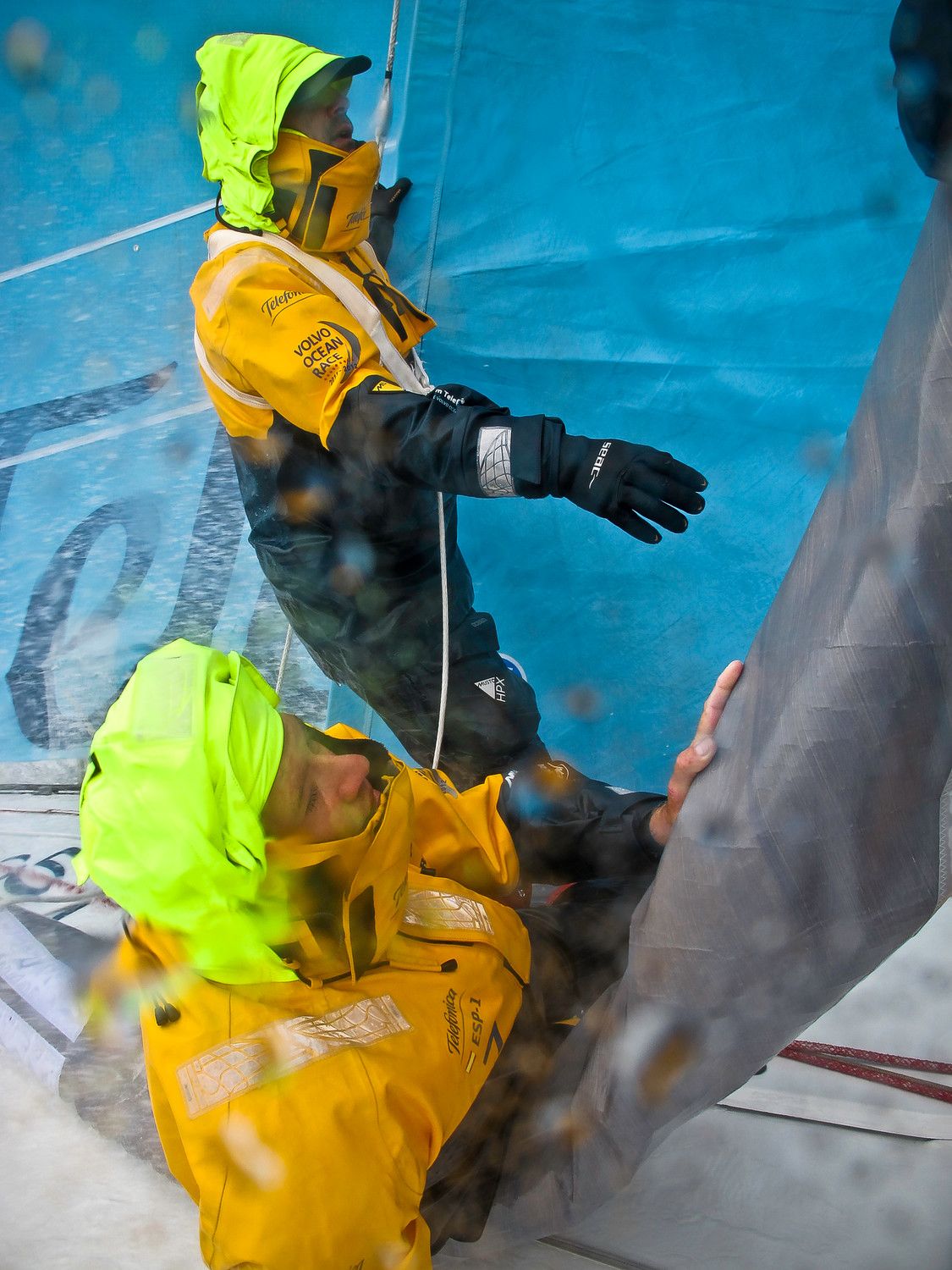 Auf Telefonica werden schon die dicken Gummihandschuhe ausgepackt. © Diego Fructuoso/Volvo Ocean Race