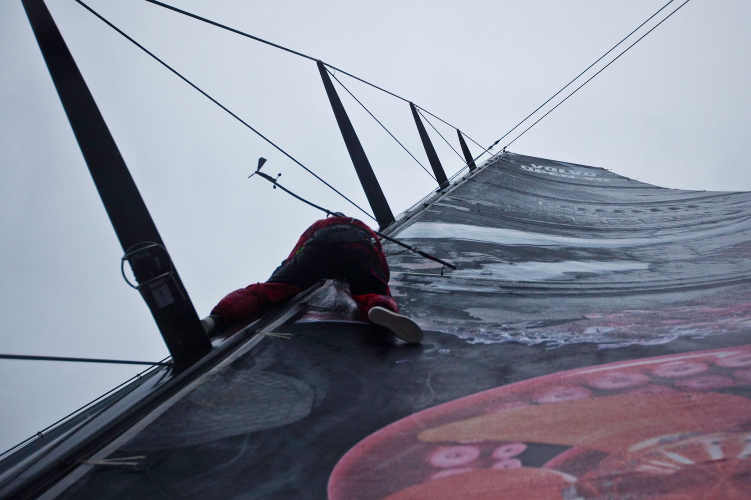 ...muss Müller auch in den Mast klettern. Er schleppt eine neue Windmess-Einrichtung zum Topp. © Amory Ross/PUMA Ocean Racing/Volvo Ocean Race