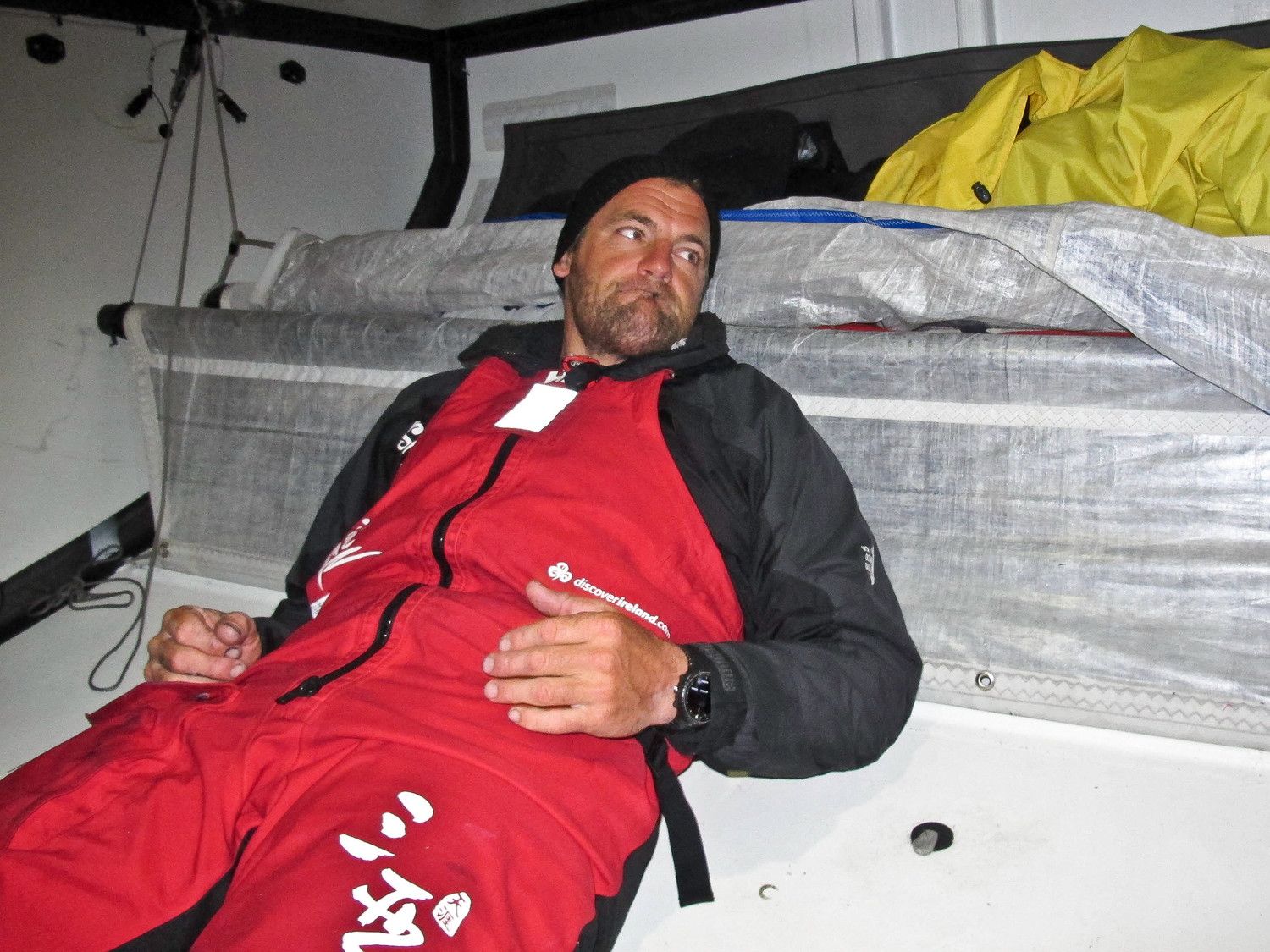 Richard Mason ist nach der langen Reparatur-Arbeit erschöpft und frustriert über die Situation. © AndrÃes Soriano/Team Sanya/Volvo Ocean Race