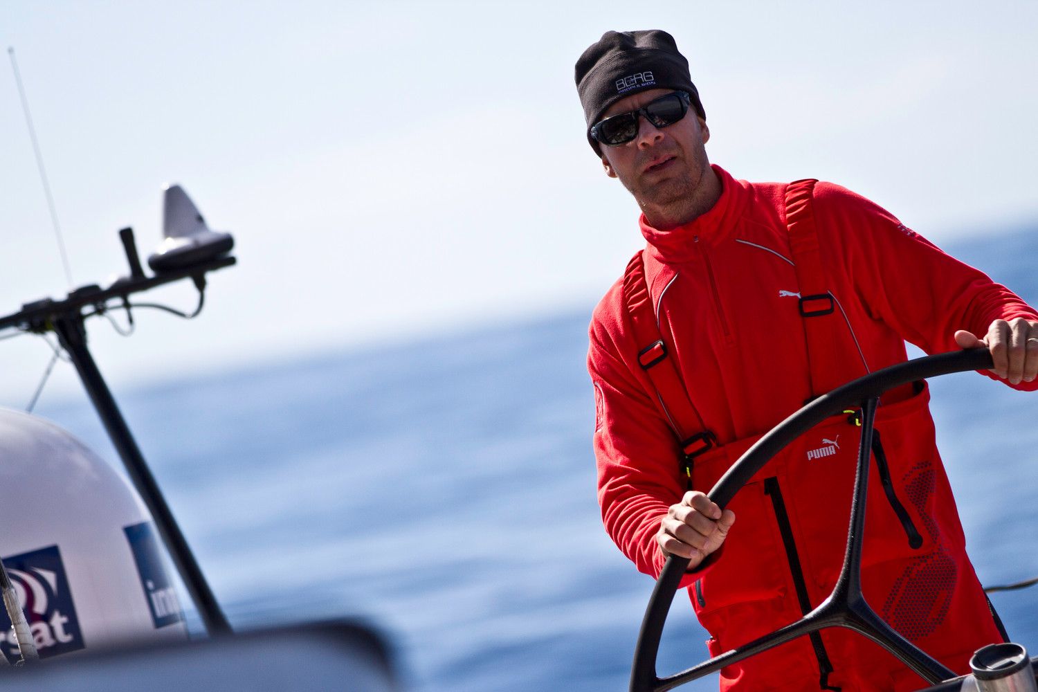Thomas Johanson, der Finne mit der ausgekugelten Schulter, hat wieder seine Arbeit am Steuer von Puma aufgenommen. © Amory Ross/PUMA Ocean Racing/Volvo Ocean Race
