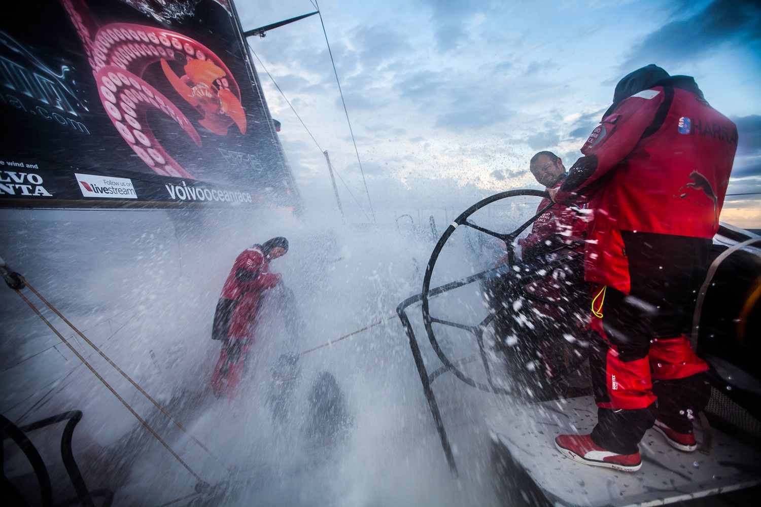 Kelvin Harrap steuert Puma durch die Unbilden des Wetters. © Amory Ross/PUMA Ocean Racing/Volvo Ocean Race