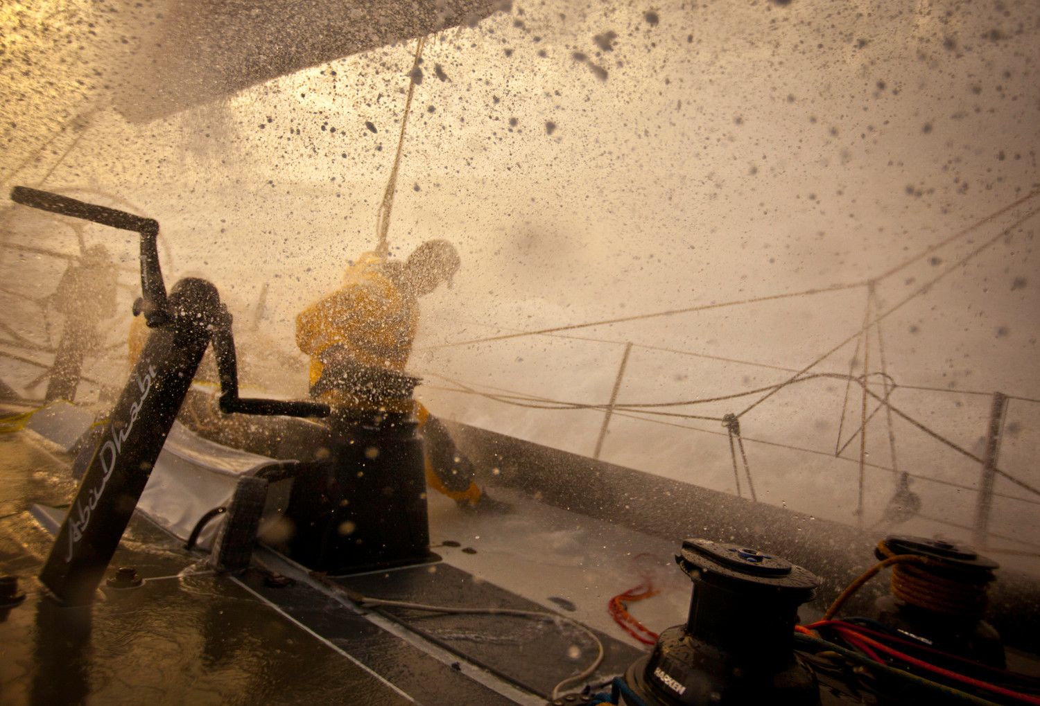 Das Schiff von Ian Walker is in einer apocalyptischen Wolke gefangen. © Nick Dana/Abu Dhabi Ocean Racing/Volvo Ocean Race)