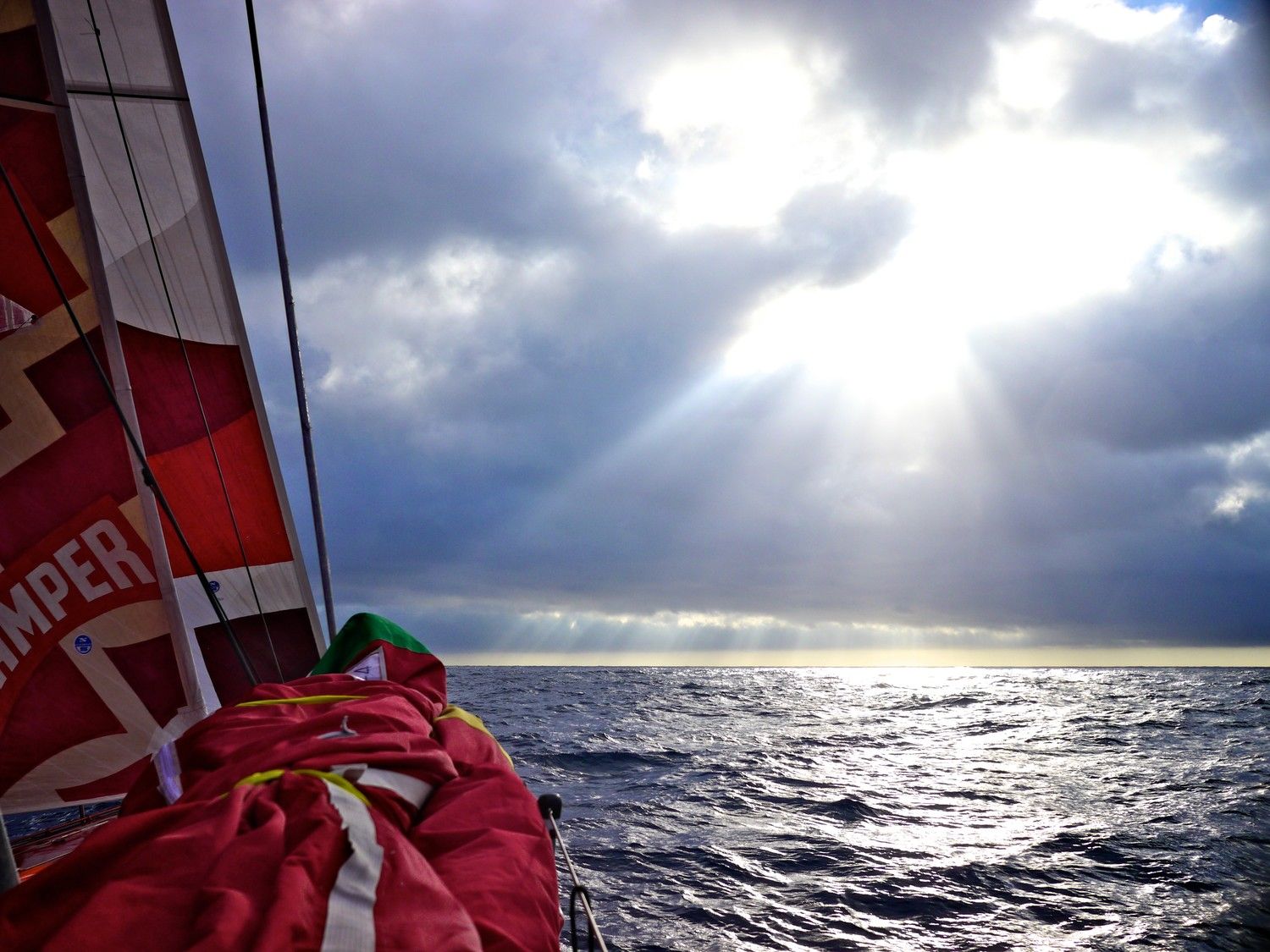 Für Camper geht die Sonne auf. Die vierte Etappe gelingt den Kiwis bisher ausgezeichnet. Aber im Nacken... © Hamish Hooper/CAMPER ETNZ/Volvo Ocean Race