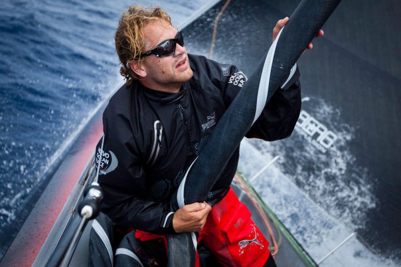 ...mit der Genua höher. Auch Michi Müller bereitet auf Puma den Segelwechsel vor. Zu Beginn... © Amory Ross/PUMA Ocean Racing/Volvo Ocean Race