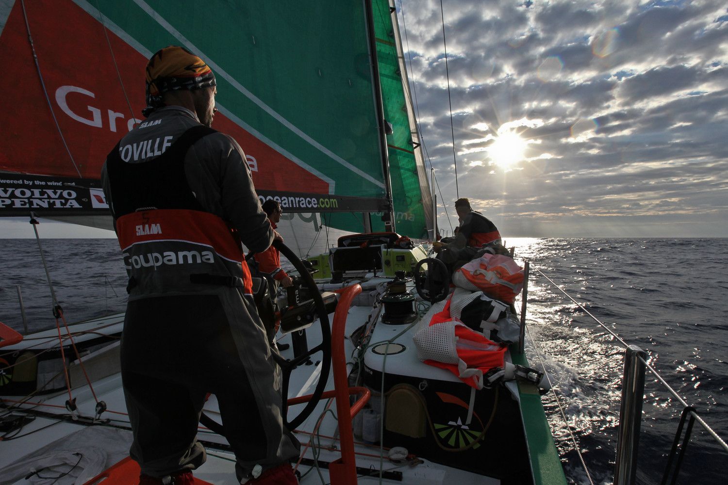 ...die Franzosen von Groupama können noch dagegen halten...  ©  Riou/Groupama Sailing Team/Volvo Ocean Race