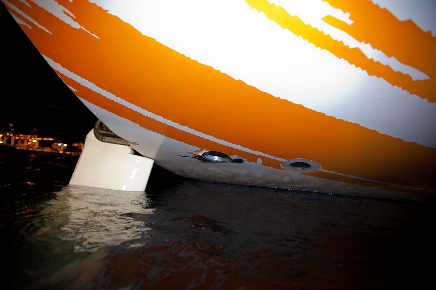...wo Sanya den Schaden am Heck begutachtet. Das Notruder ist am Spiegel angebracht, die Rumpföffung für das alte Ruder aufgerissen. © Andres Soriano/Team Sanya/Volvo Ocean Race