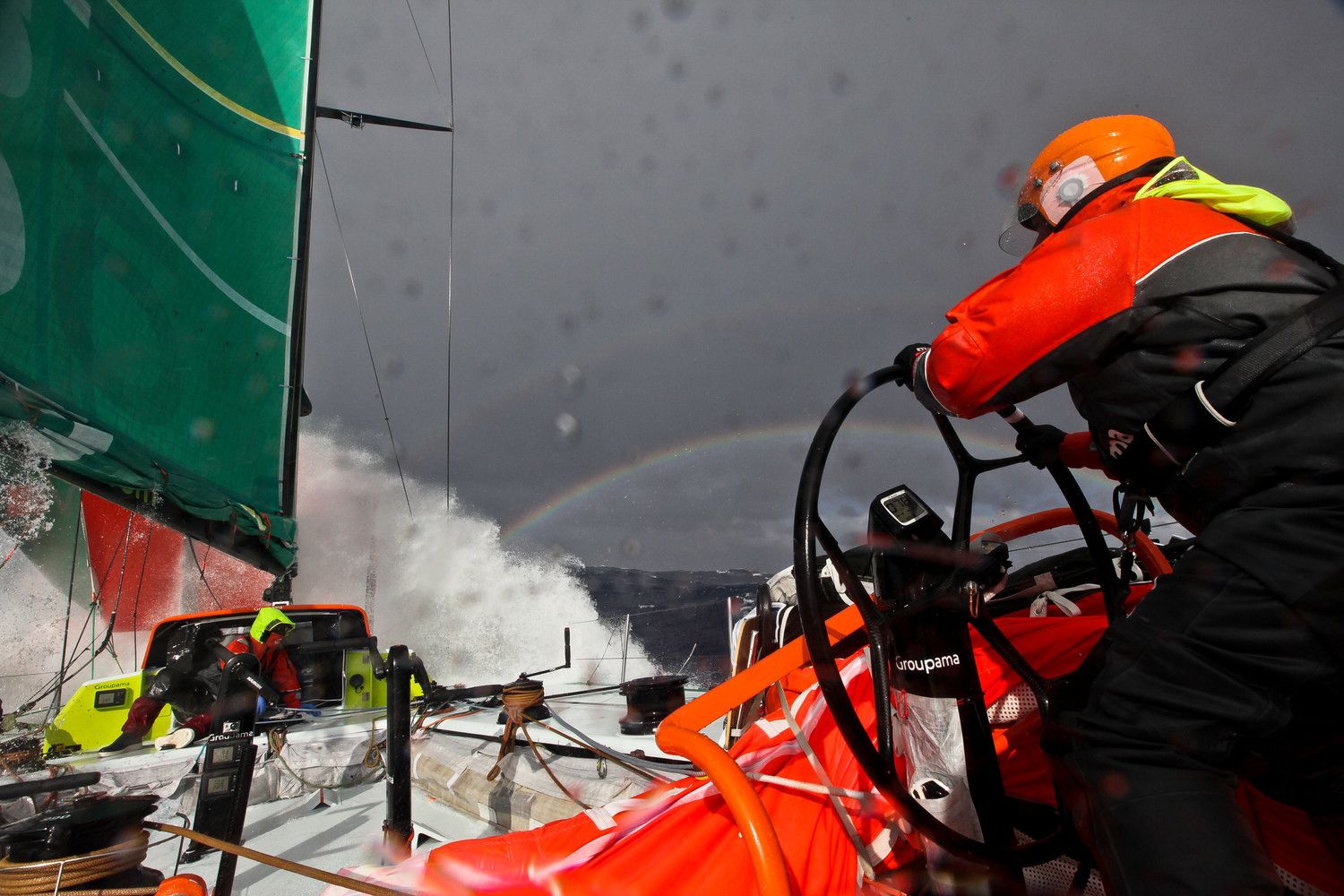 ...Damien Foxall und Laurent Pages jagen einem Regenbogen hinterher... ©Yann Riou/Groupama Sailing Team/Volvo Ocean Race