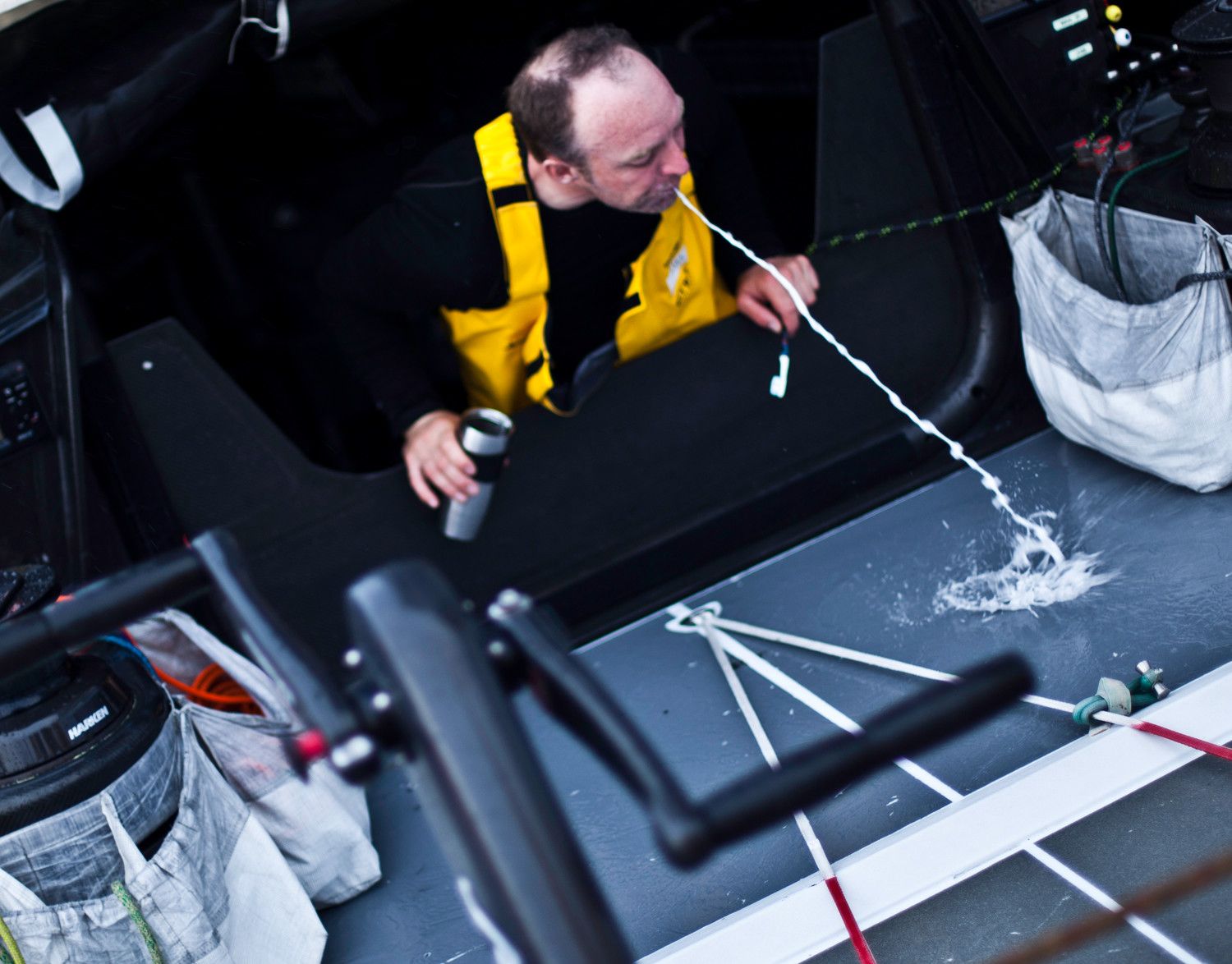 Abu Dhabi hat enstpannt die Verfolgung aufgenommen. Justin Slattery bei der Morgentoilette. © Nick Dana/Abu Dhabi Ocean Racing/Volvo Ocean Race