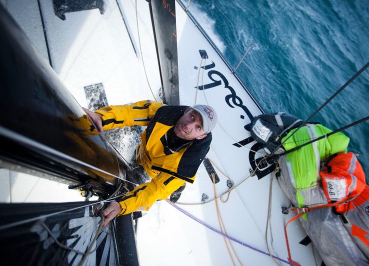 ...um einen Platz gut zu machen. Immerhin ist der Mast bis jetzt oben geblieben. © Nick Dana/Abu Dhabi Ocean Racing/Volvo Ocean Race