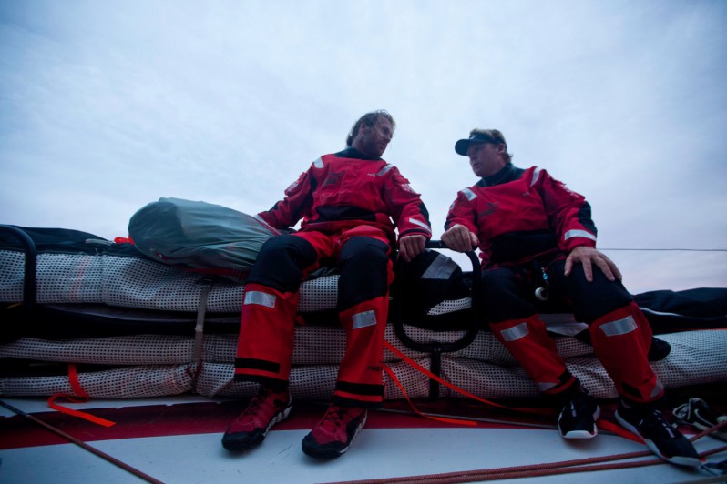 ...Michi Müller und Casey Smith machen auf der hohen Kante gute Miene zum bösen Spiel... © Amory Ross/PUMA Ocean Racing/Volvo Ocean Race