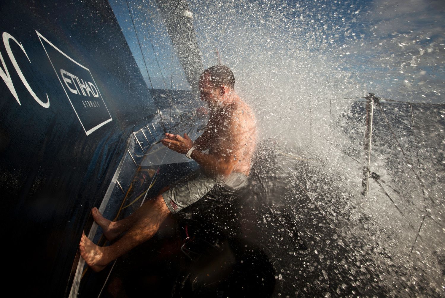 Justin Slattery nimmt eine Dusche bei Abu Dhabi. Die Erfrischung ist allerdings mäßig. Die Wassertemperatur...  © Nick Dana/Abu Dhabi Ocean Racing/Volvo Ocean Race