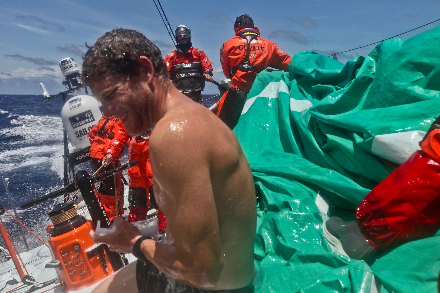 ... auf Groupama scheint es etwas entspannter zuzugehen. Charles Caudrelier bereitet sich mit einer Dusche auf das Finale vor. Skipper...© Yann Riou/Groupama Sailing Team/Volvo Ocean Race