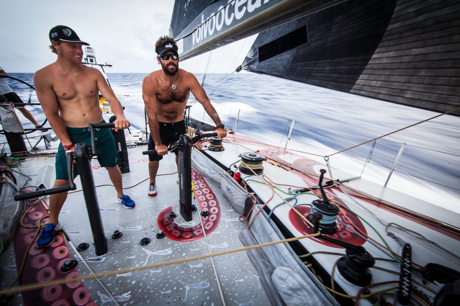 ...Die Crew Kollegen Rome Kirby und Ersatzman Shannon Falcone kommen am Grinder ordentlich in Schweiß... © Amory Ross/PUMA Ocean Racing/Volvo Ocean Race