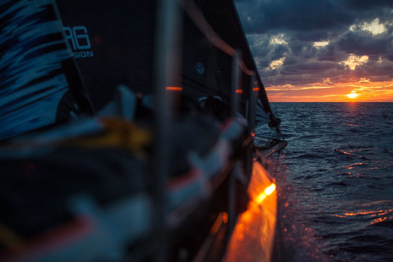 Im weichen Gegenlicht führt Puma die Etappe an. © Amory Ross/PUMA Ocean Racing/Volvo Ocean Race