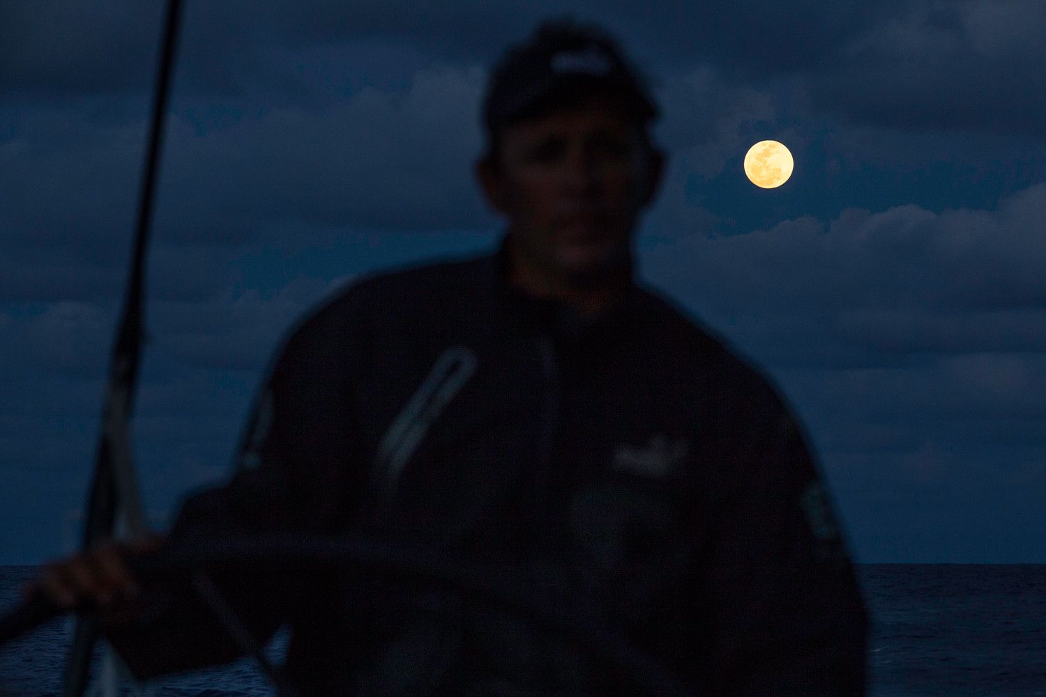 Aber auch der volle Mond liefert zeitweise genug Licht für kontrollierten Speed in der Nacht.  © Amory Ross/PUMA Ocean Racing/Volvo Ocean Race