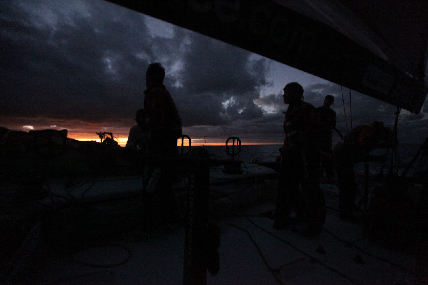 Auf Groupama geht für Martin Krite, Erwan Israel und Thomas Coville die Sonne etwas später auf... © Yann Riou/Groupama Sailing Team/Volvo Ocean Race