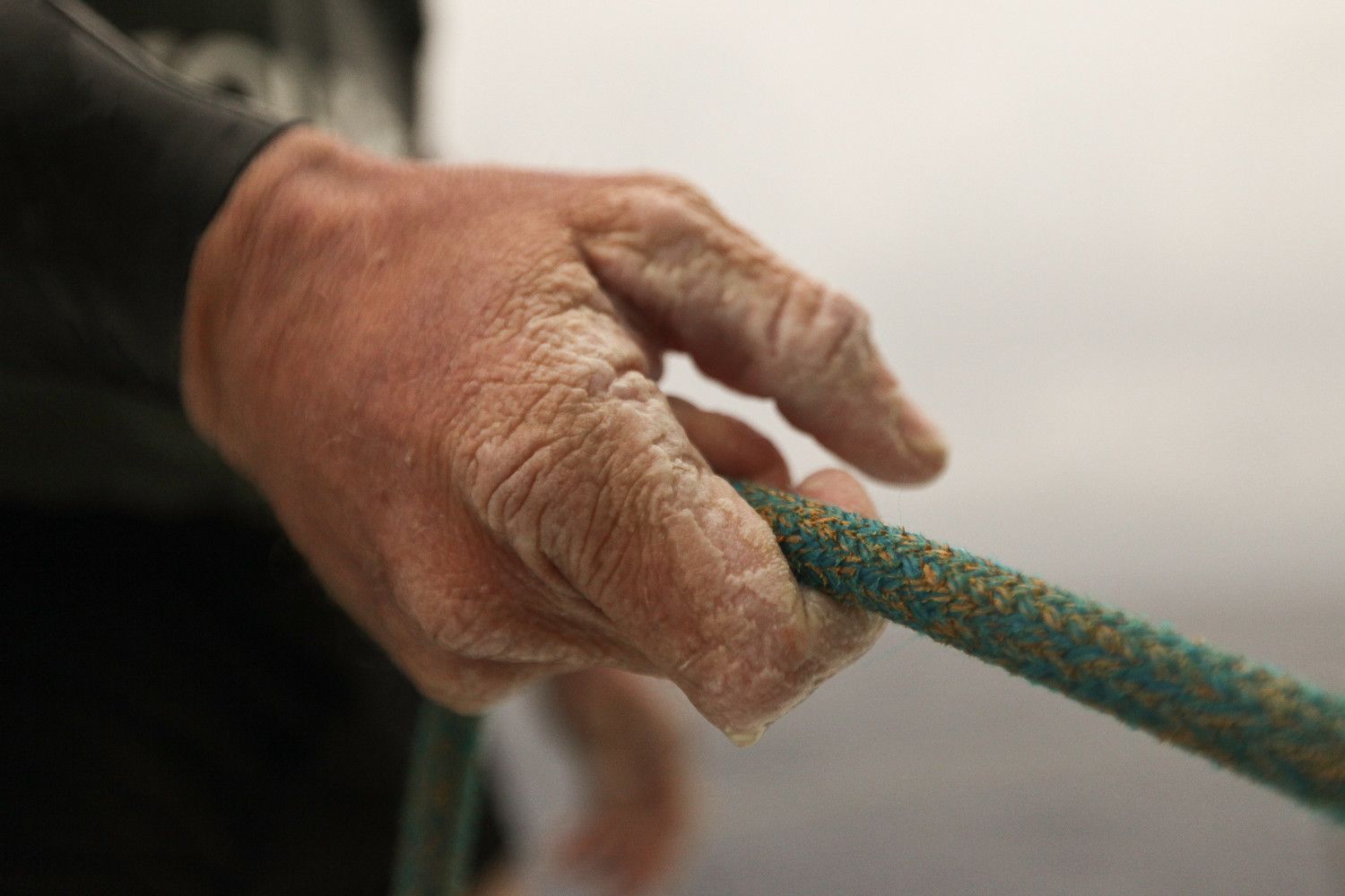 ...Dabei ist auch die sechste Etappe offenbar nicht sehr hautschonend. Charles Caudreliers Hände zeigen gewisse Alterungserscheinungen. © Riou/Groupama Sailing Team/Volvo Ocean Race