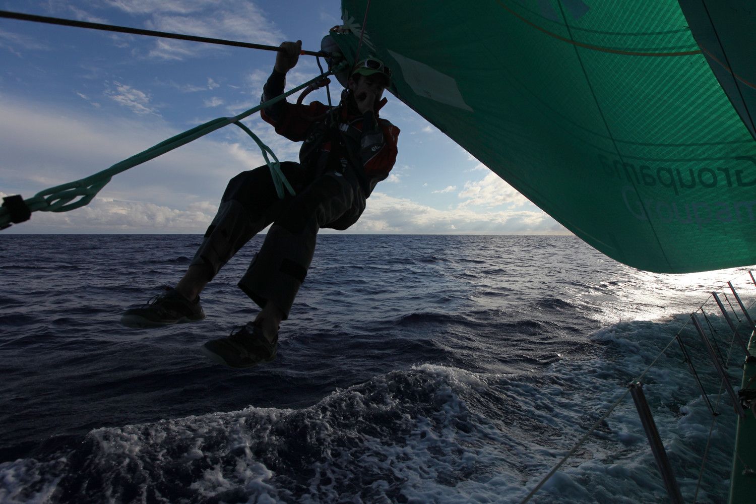 ....Groupama macht es nach. © Yann Riou/Groupama Sailing Team/Volvo Ocean Race