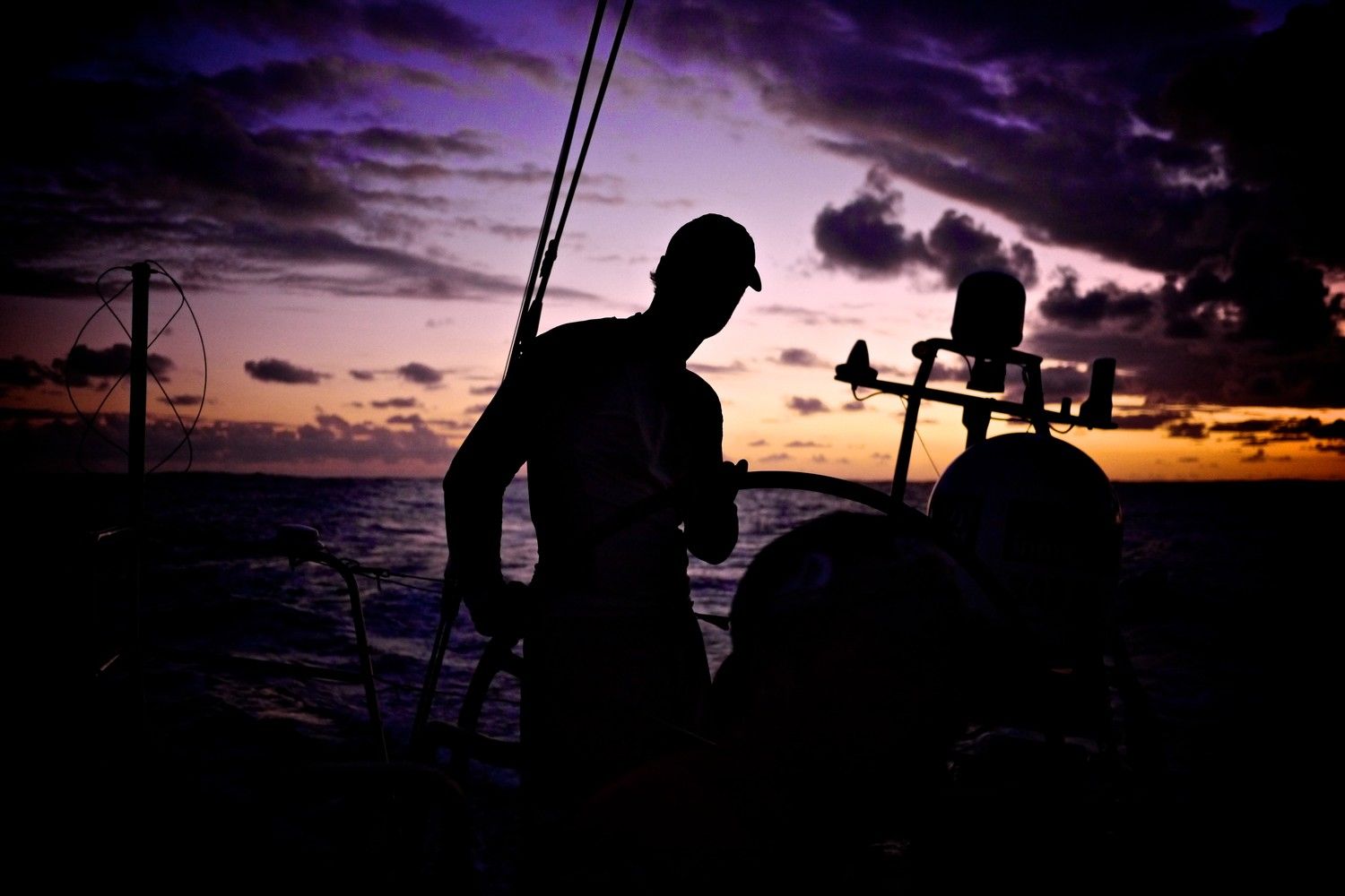 Daryl Wislang steuert auf Camper in die zunehmende Dunkelheit © Hamish Hooper/CAMPER ETNZ/Volvo Ocean Race