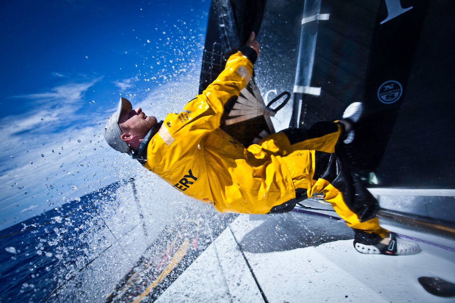 ...Dann zieht er das Tuch mit aller Kraft nach Luv. Sein Einsatz hat sich noch nicht ausgezahlt. Abu Dhabi segelt weiterhin enttäuschend..... © Nick Dana/Abu Dhabi Ocean Racing/Volvo Ocean Race