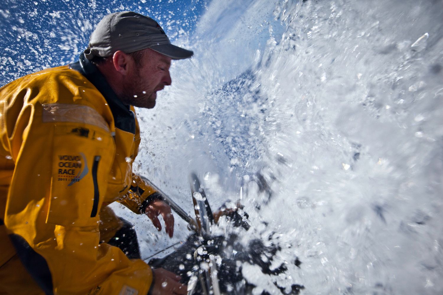 ...und kämpft mit den Unbilden der Natur... © Nick Dana/Abu Dhabi Ocean Racing/Volvo Ocean Race