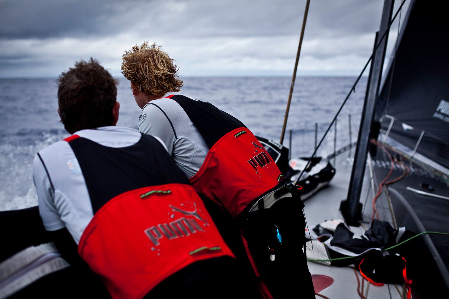 ...Dafür könnte Puma diesmal besser punkten. Wenn diese bremsenden Wolken nicht wären. Casey Smith und Brad Jackson schätzen die Wirkung der nächsten Wolke ab...  © Amory Ross/PUMA Ocean Racing/Volvo Ocean Race