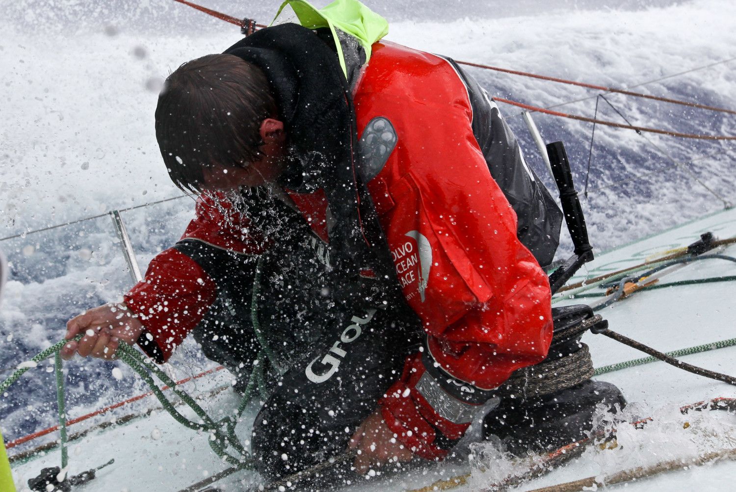 ...An der Spitze hat sich allerdings Groupama auf und davon gemacht. Martin Stromberg lässt sich auch von übertriebener Nässe nicht von der Arbeit abhalten...© Riou/Groupama Sailing Team/Volvo Ocean Race
