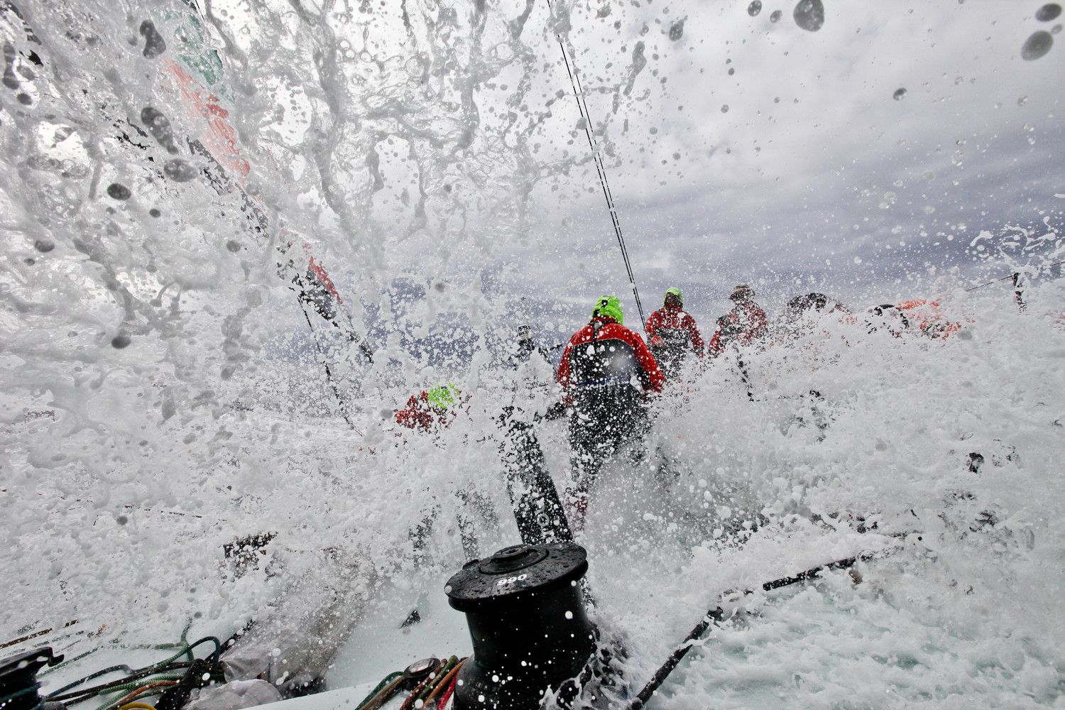 ...Die Franzosen haben bisher im Spritzwasser den absoluten Durchblick bewahrt und liefern eine nahezu perfekte Etappe ab... © Yann Riou/Groupama Sailing Team/Volvo Ocean Race