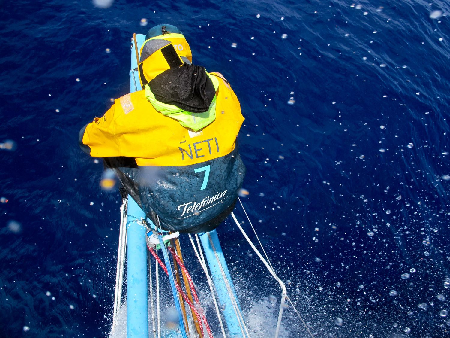 ...Denn Telefonica gibt mächtig Gas. Vorschiffsmann Neti turnt auf dem Bug und bereitet den nächsten Segelwechsel vor...© Diego Fructuoso/Team Telefonica/Volvo Ocean Race