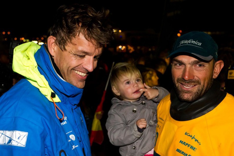 ...endlich im Hafen fest. Volvo Ocean Race Chef Knut Frostad, der selber viermal am Rennen teilgenommen hat, begrüßt Xabi Fernandez mit seiner Tochter auf dem Arm. Skipper... © PAUL TODD/Volvo Ocean Race