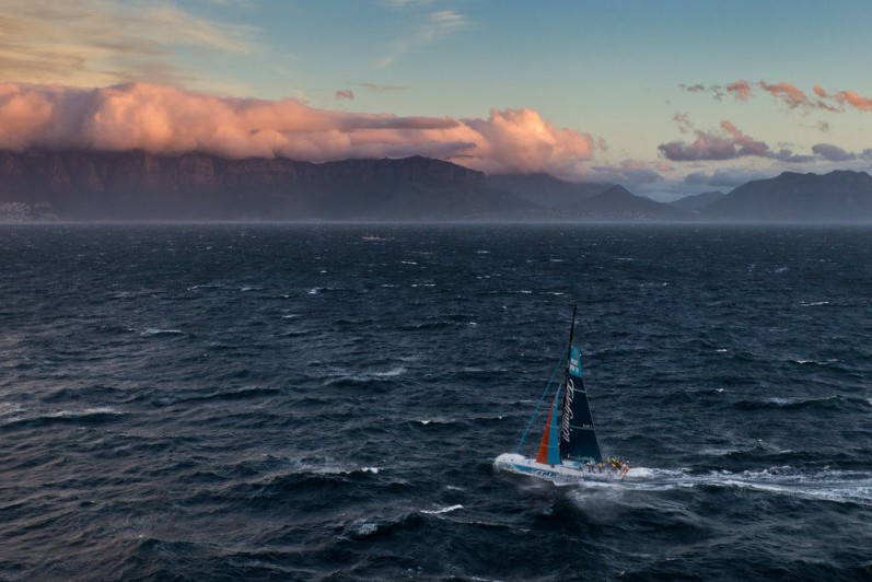 ...imposant von den letzten Sonnenstrahlen angeleuchtet. Ein passender Empfang mit... © IAN ROMAN/Volvo Ocean Race