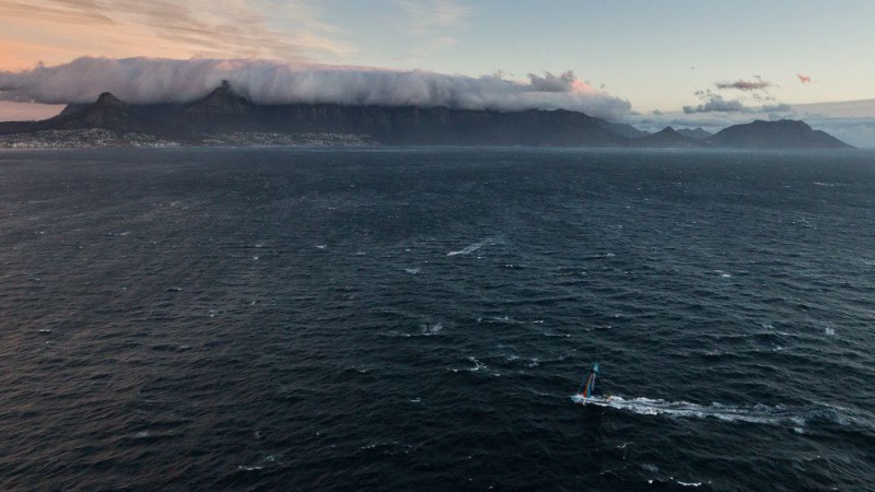 ...Wolkenband über dem Tafelberg ist schon in Sicht und wird... © IAN ROMAN/Volvo Ocean Race