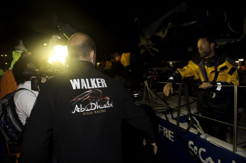 ...Auch der unglückliche Abu Dhabi Skipper Ian Walker gehört zu den ersten Gratulanten... © PAUL TODD/Volvo Ocean Race