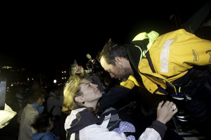 ...Iker Martinez beugt sich zu seiner Frau herunter... © PAUL TODD/Volvo Ocean Race
