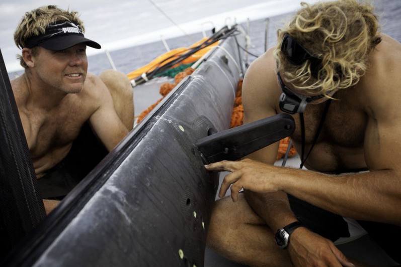 ...arbeiten Casey Smith und Michi Mueller an dem kaputten Mast. Dabei zeigt der Deutsche seinen imposanten Bizeps. Skipper... ©  Amory Ross/PUMA Ocean Racing/Volvo Ocean Race