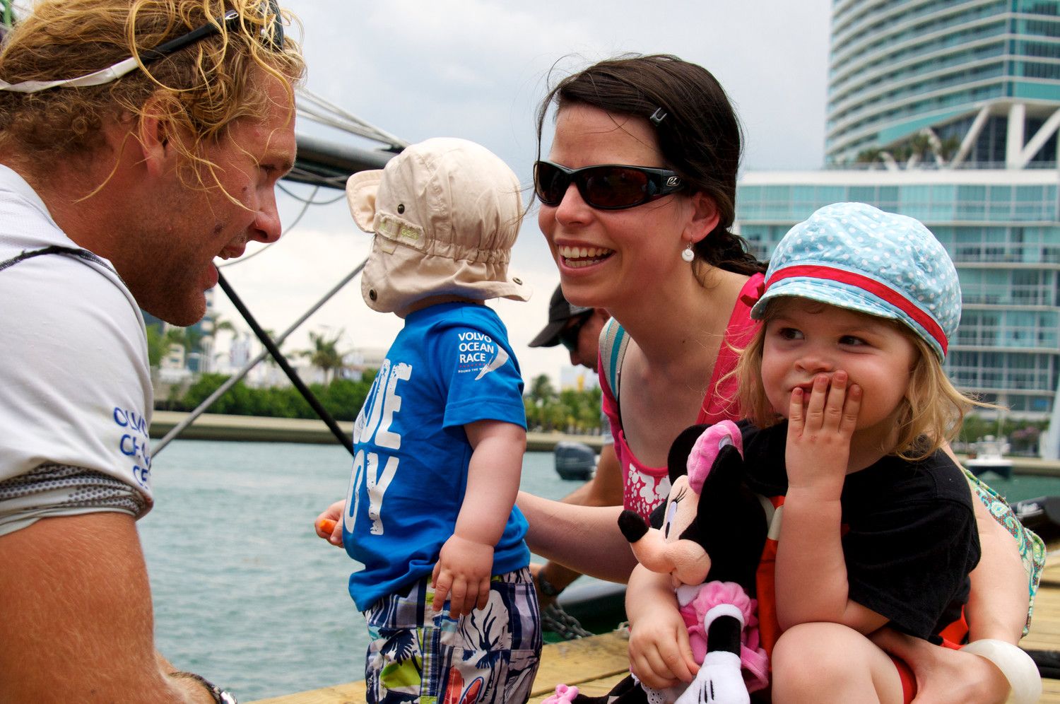 Na? Wer war dieser Typ noch mal? Michi Müller wird in Miami von seiner Familie begrüßt... © Marco Oquendo/Volvo Ocean Race