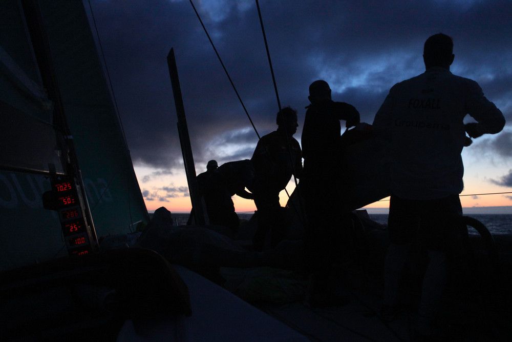 Geschlafen wird kaum. Auch in der Nacht muss Material nach Luv gestaut werden, wie hir bei Groupama. © Riou/Groupama Sailing Team/Volvo Ocean Race