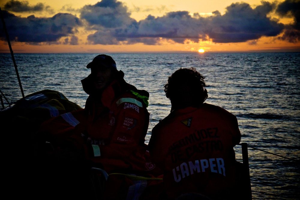 Camper hat da schon mehr Zeit den Sonnenaufgang zu betrachten. Die Neuseeländer können nur auf Bedingungen hoffen, bei denen sie eine Chance haben. © Hamish Hooper/CAMPER ETNZ/Volvo Ocean Race