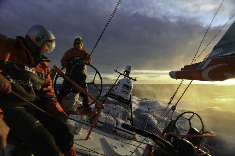 Groupama bei tiefstehender Sonne hart am Wind.  © Yann Riou/Groupama Sailing Team/Volvo Ocean Race)